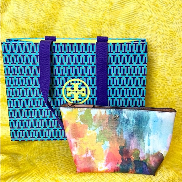 Tory Burch Handbags - Tory Burch Kerrington Triangle Cosmetic Case